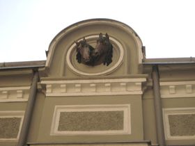 Pferdeköpfe am Giebel (Foto Laukhardt 2010)
