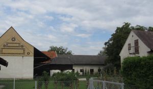 Bauernhof mit Taubenkobel und Wirtschaftsgebäude mit Kapelle - Laukhardt 2011