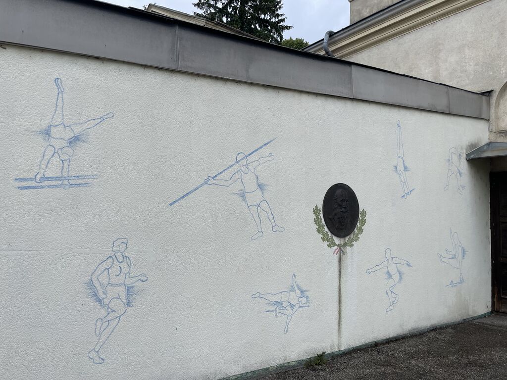 Datei:Mauer rückseitiger Eingang Malerei Triandafilou.jpg