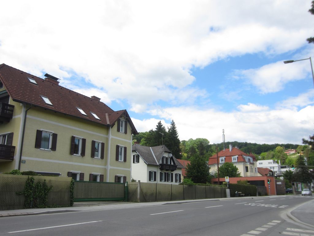 Datei:Mariatroster Straße 135, 137, 139, 151 Villenzeile.JPG