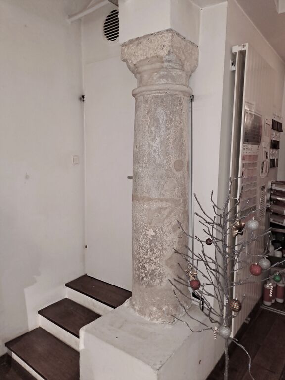 Datei:Sackstraße 14, Säule - Kopie.jpg