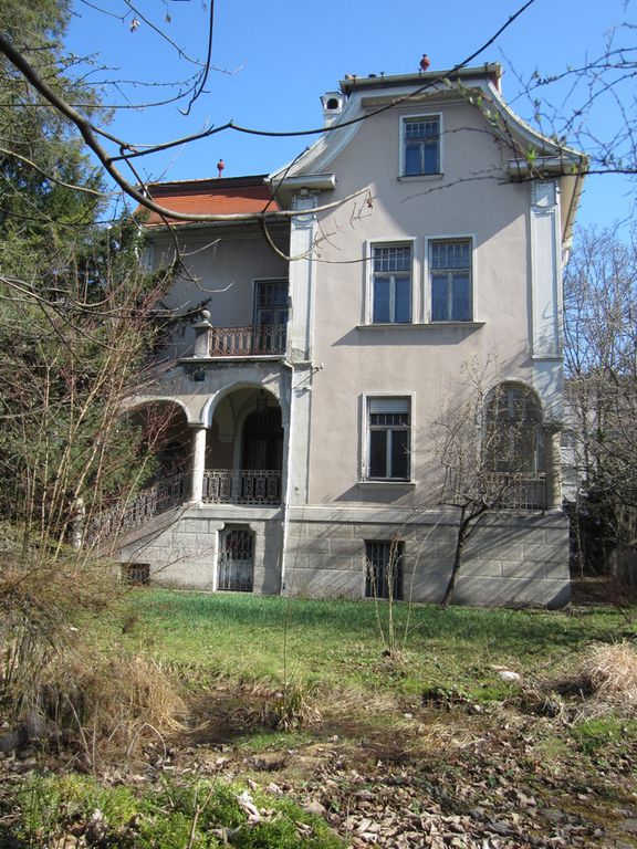 Datei:Schubertstraße 68, Ansicht Südwest mit Biotop.JPG
