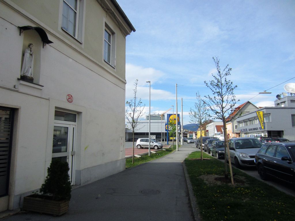 Datei:Karlauer Straße 34, Statue und Grünstreifen - Kopie.JPG