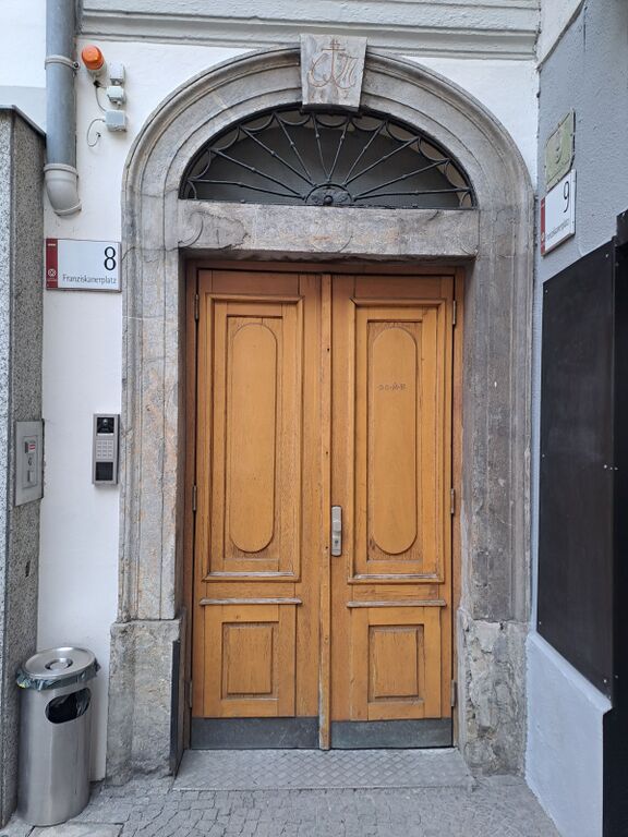 Datei:Franziskanerplatz 8, Portal.jpg