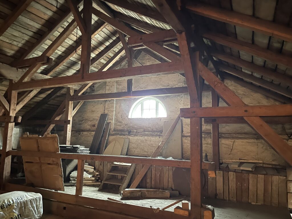 Datei:Dachstuhl Turnhalle 01.jpg