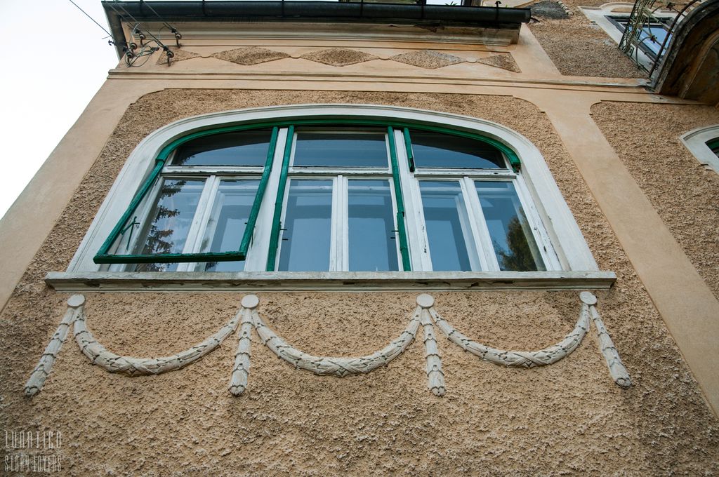 Datei:Pistotnikgasse13 Fenster Lunatico.jpg