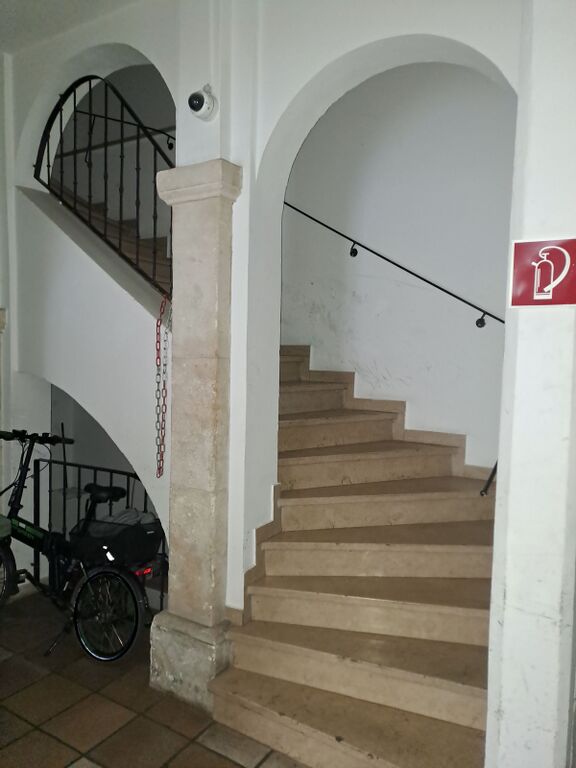 Datei:Franziskanerplatz 8, Stiegenhaus 2.jpg